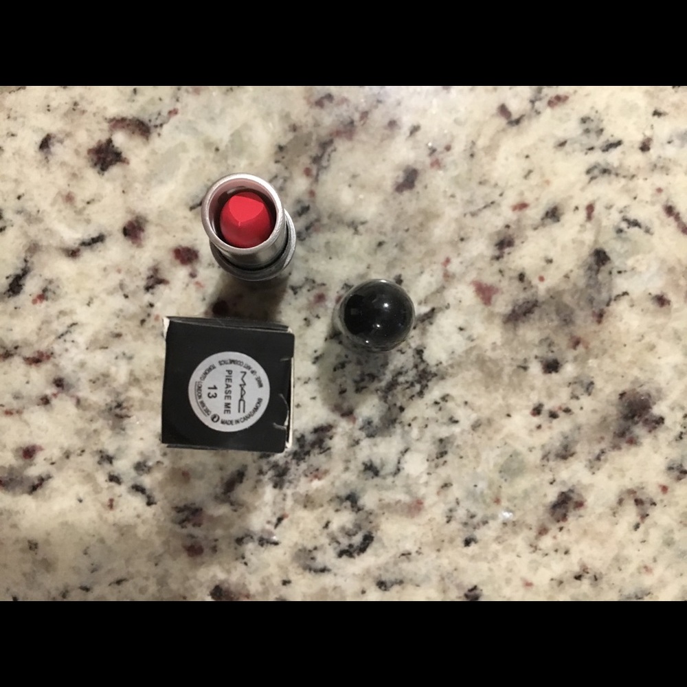 Women’s matte lipstick